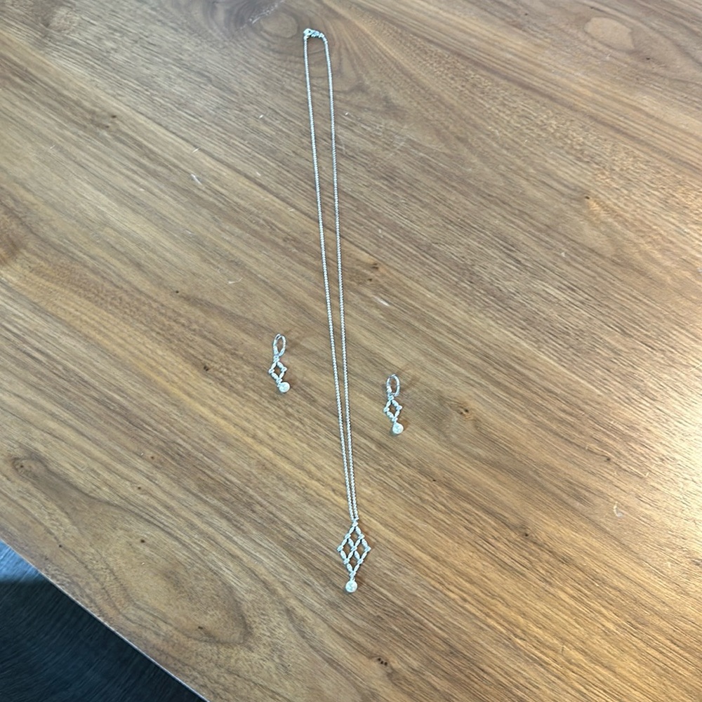 Swarovski earring and necklace set. Pearl and crystal.